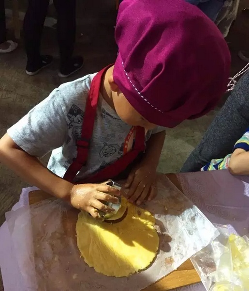 在爸爸媽媽的陪同下，親手制作餅干