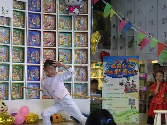 “梨園春”明星小擂主李宗書演唱豫劇《朝陽溝》選段，還表演了自己的拿手好戲——猴戲