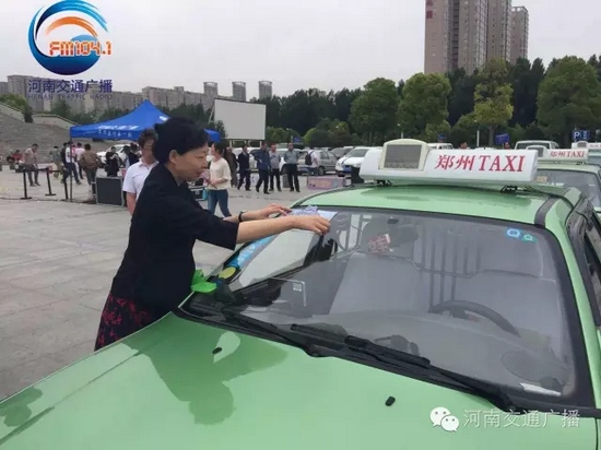 省文明辦專職副主任張曼如，對(duì)愛心助考活動(dòng)的舉辦給予高度評(píng)價(jià)。