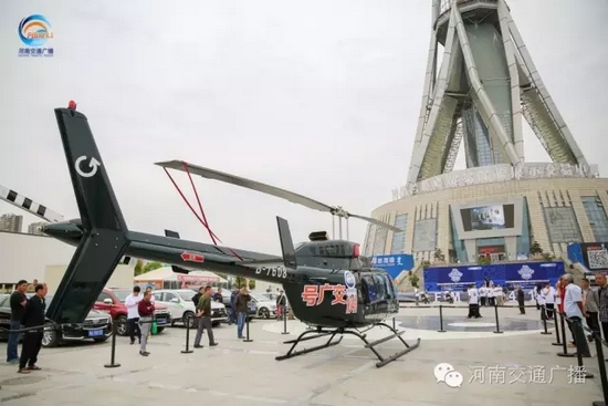 張貼著愛心助考車貼的“交廣號(hào)”直升機(jī)也同時(shí)起飛，共同開啟了今年的愛心助考之旅。
