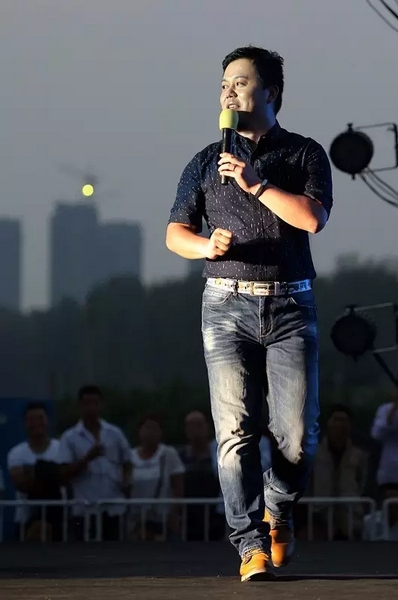 莫非此刻是在向前走還是向后移？