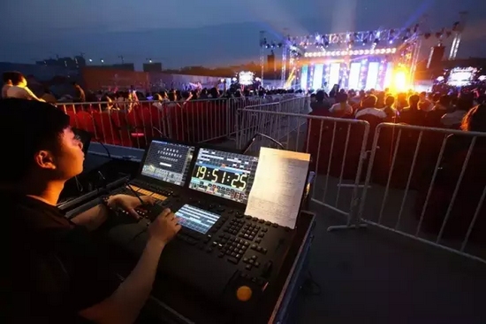 嚴謹?shù)囊繇懤蠋?，晚會的效果全在他的控制之?nèi)。