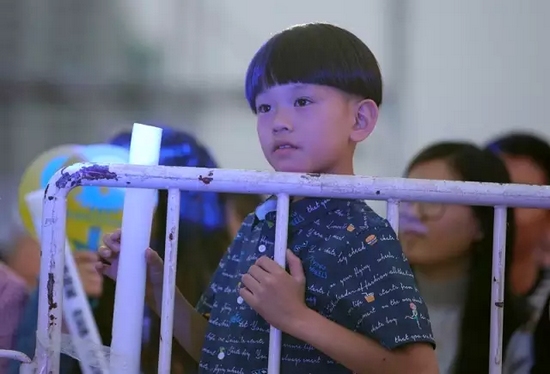 正是你們的笑容，才讓我們有了繼續(xù)前行的動力，哪怕風雨兼程。