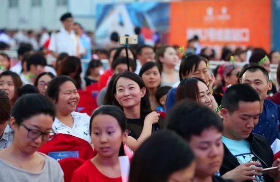 正是你們的笑容，才讓我們有了繼續(xù)前行的動力，哪怕風雨兼程。