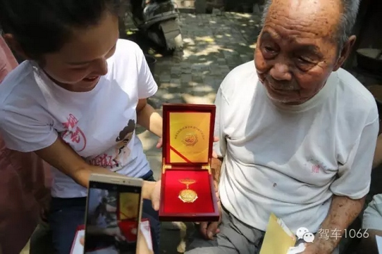 老兵聽(tīng)不到我們?cè)谡f(shuō)什么，今年98了。