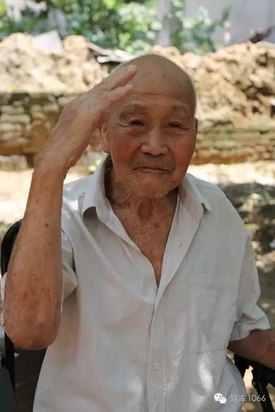 老兵身子骨不行了，九十多歲了……也許軍禮不那么標(biāo)準(zhǔn)了，但是這一幕還是感動(dòng)到了我們……