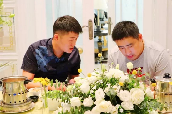 這種熱烈的氣氛，一直延續(xù)到飯桌上