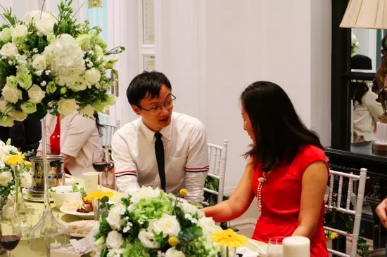 這種熱烈的氣氛，一直延續(xù)到飯桌上。