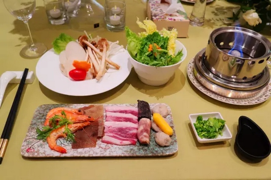 精致的小火鍋，用的是綠色燃料——乙醇。