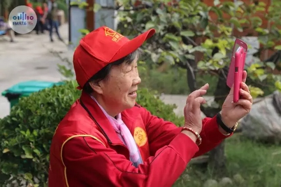 爺爺奶奶叔叔阿姨被盛運(yùn)莊園的景致吸引，紛紛拍照留影