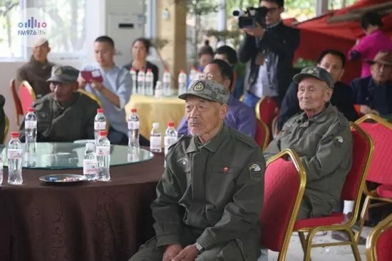 臺上展風(fēng)采，臺下笑開懷