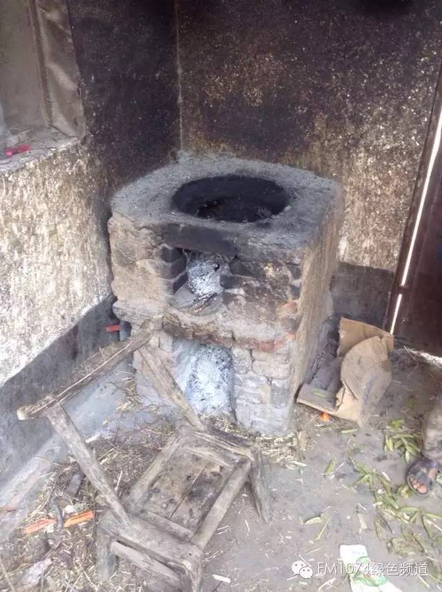 走訪另一個(gè)貧困家庭，進(jìn)去之后才知道什么是真正的一貧如洗、家徒四壁。