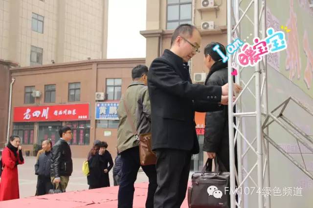 寒江副總監(jiān)親力親為，事無(wú)巨細(xì)。偶像真是暖暖惹人愛(ài)呢！