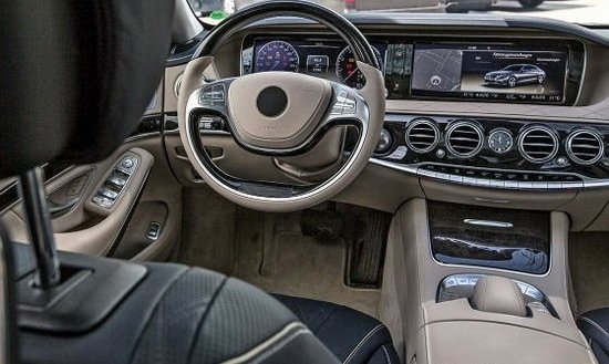 奔馳全新一代S級的兩幅式方向盤