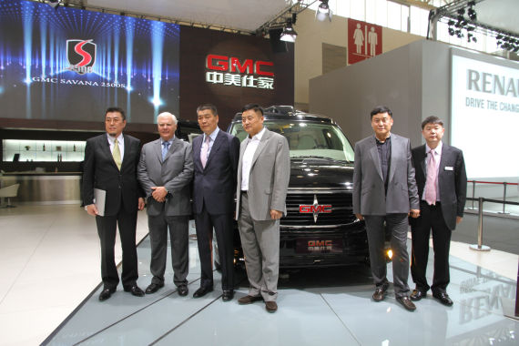 北京國際車展上，全新GMC S系列頂級商務車在亞太區(qū)首發(fā)。圖為企業(yè)領導與新車合影。