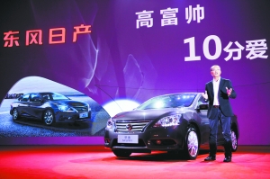 東風(fēng)日產(chǎn)市場(chǎng)銷售總部副總部長(zhǎng)楊嵩正在講解新一代軒逸的產(chǎn)品特點(diǎn)