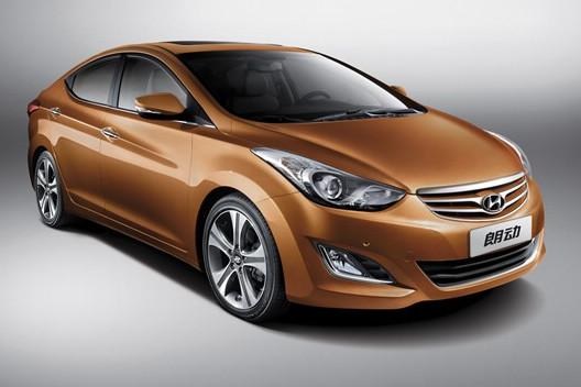 　　北京現(xiàn)代朗動分別搭載1.6L和1.8L兩種發(fā)動機，共7款車型。“流體雕塑”設(shè)計理念持身的朗動看上