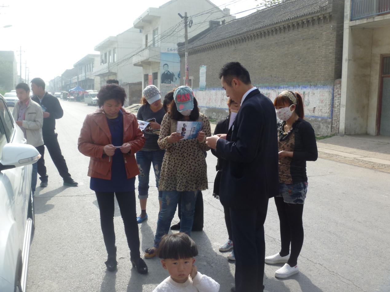 活動(dòng)現(xiàn)場吸引了大量的群眾 活動(dòng)現(xiàn)場吸引了大量的群眾