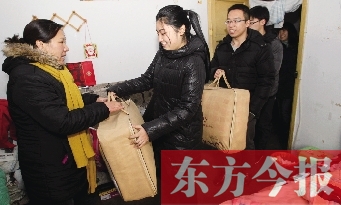 昨天下午，多位東方今報愛心讀者前往鄭州市困難戶家中贈送棉被