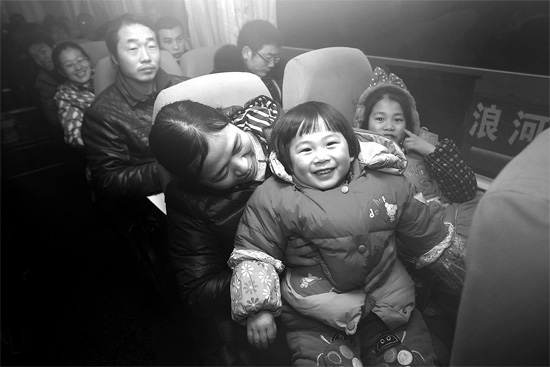 坐上愛心大巴，乘客滿臉喜悅