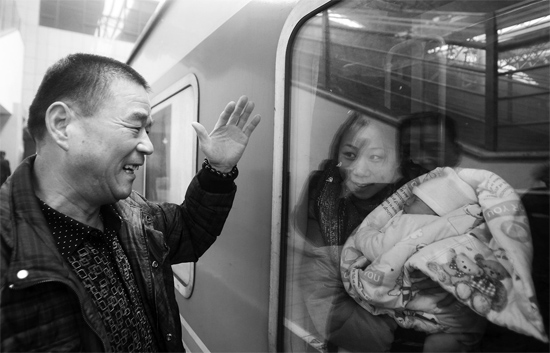 車要開了，史振星揮手向女兒懷中的外孫告別。女兒帶著剛剛出生43天的孩子，要到千里之外湖南的婆婆家過新