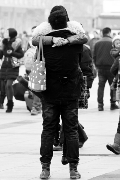 浪漫的情侶，離別時(shí)不忘激情擁抱