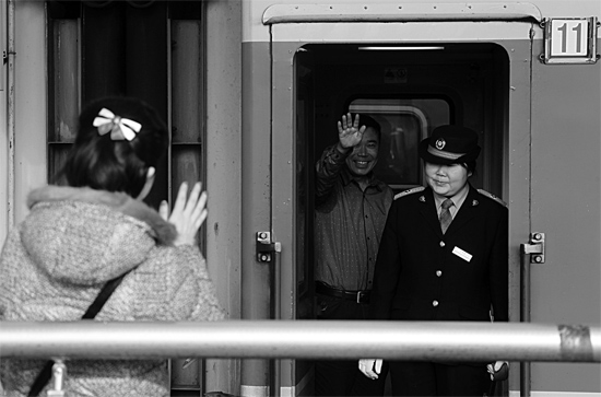 揮手向親人告別，并祝福一路平安