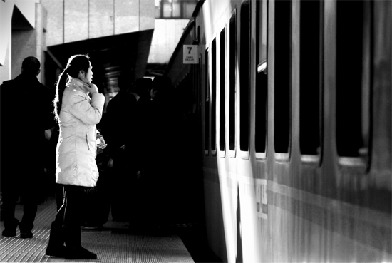 春運(yùn)大潮中，這樣難舍難分的身影總不時(shí)閃現(xiàn)在站臺(tái)上和廣場(chǎng)中