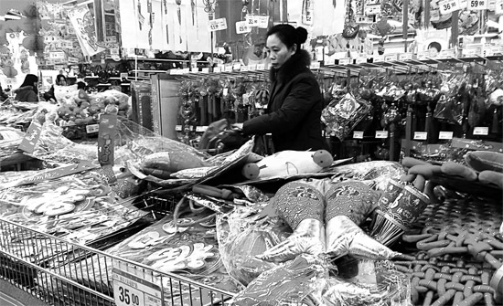 超市里，和春節(jié)相關的商品被擺放到了十分顯眼的位置