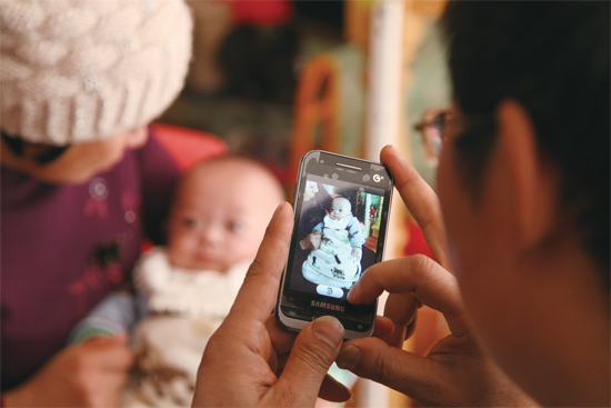 拍幾張照片，帶回去給孩子的爺爺奶奶看