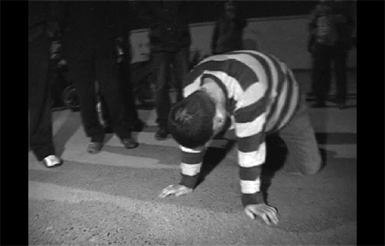 昨日凌晨，鄭州市化工路西段，渾身酒氣的男子出盡洋相