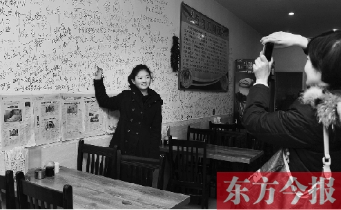 東方今報“一碗面的溫暖”還在延續(xù)，媒體和愛心人士的吃面接力熱情不減。