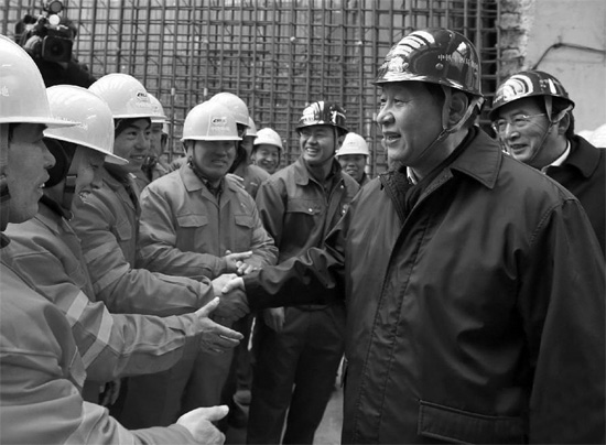 除夕前一天，習(xí)近平到北京地鐵8號(hào)線南鑼鼓巷站施工工地慰問農(nóng)民工和技術(shù)人員
