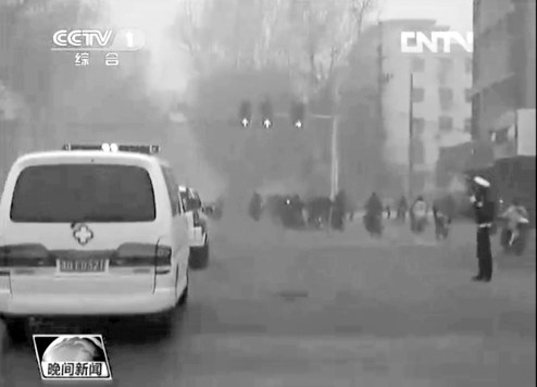 正值上下班高峰，交警調(diào)信號燈分流車輛