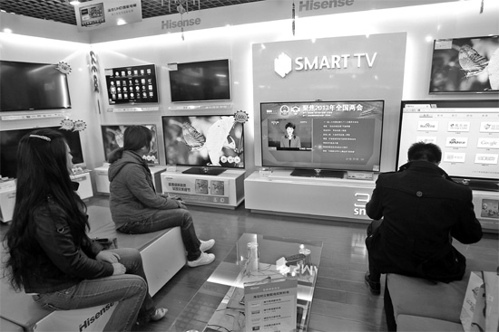 5日，鄭州市的家電賣場里，網(wǎng)絡(luò)電視正在同步直播兩會報道 東方今報記者張培方攝