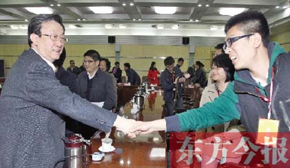 4月22日，省委書記、省人大常委會主任郭庚茂和“聚焦中博·河南行”中部六省媒體采訪團成員親切握手