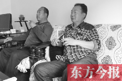 吳四輩和張年學在家聊天，談論啥時候能去上班