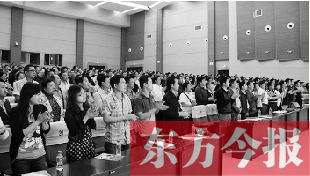 演員謝幕時(shí)，沒有觀眾離場(chǎng)，而是全部起立熱烈鼓掌