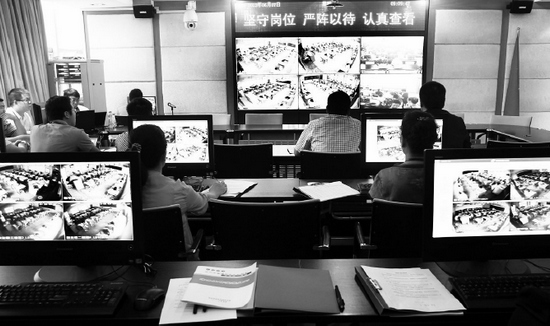 2013年高考首日，鄭州市國家考試考務(wù)指揮中心內(nèi)，工作人員通過監(jiān)控器遠(yuǎn)程監(jiān)考