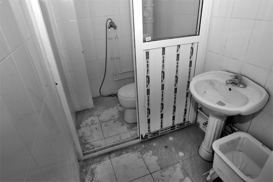 不僅周邊設(shè)施齊全，鄭州公租房室內(nèi)設(shè)施也齊全。圖為剛安裝好的衛(wèi)浴設(shè)施