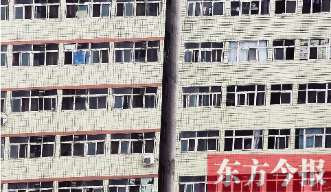 鄭州市城中村眾多類似這樣火柴盒式的房間，成了大中專畢業(yè)生們暫時(shí)安放青春和夢(mèng)想的地方