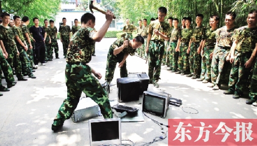 為了讓孩子表達(dá)戒除網(wǎng)癮的決心，學(xué)校組織孩子親手砸毀電腦