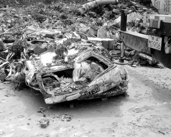 7月2日，新密市區(qū)，暴雨沖倒圍墻，一輛汽車被砸成“鐵餅”