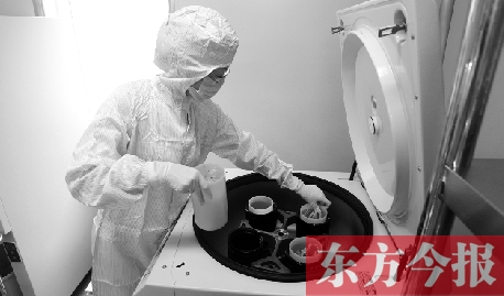 鄭州一專門儲(chǔ)存臍帶血的機(jī)構(gòu)，專業(yè)人員正在把臍帶血存放在儲(chǔ)藏箱里