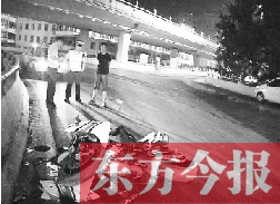 昨日凌晨3時(shí)，鄭州市區(qū)河醫(yī)立交橋下，交警在勘察現(xiàn)場