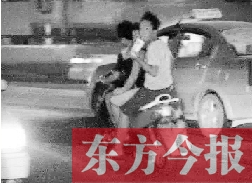 盡管剛剛發(fā)生摩托車車禍，現(xiàn)場很快又現(xiàn)載人摩托車疾馳