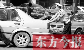 一輛車壞在了路中間，執(zhí)勤交警幫推車