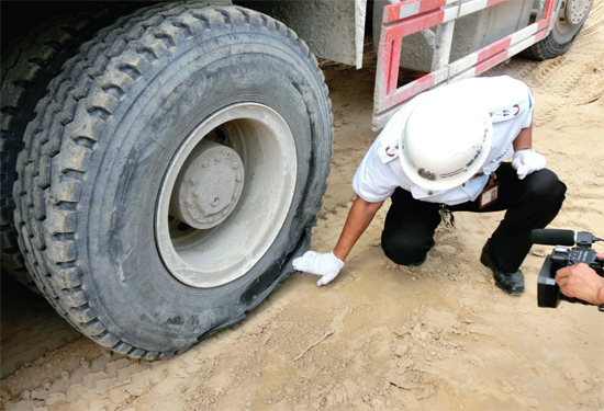 8月3日，棉紡路與六廠前街交叉口附近一輛水泥罐車突然爆胎，路邊一輛電動車被沖擊波震翻報廢
