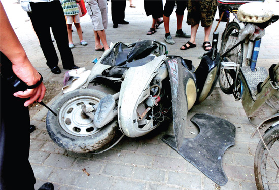 8月3日，棉紡路與六廠前街交叉口附近一輛水泥罐車突然爆胎，路邊一輛電動車被沖擊波震翻報廢