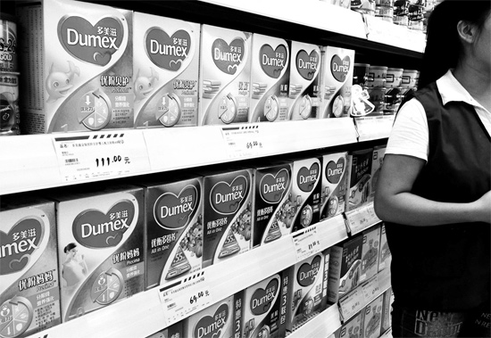 5日，鄭州一家超市內(nèi)，多美滋其他階段奶粉仍在售，但無(wú)人問(wèn)津